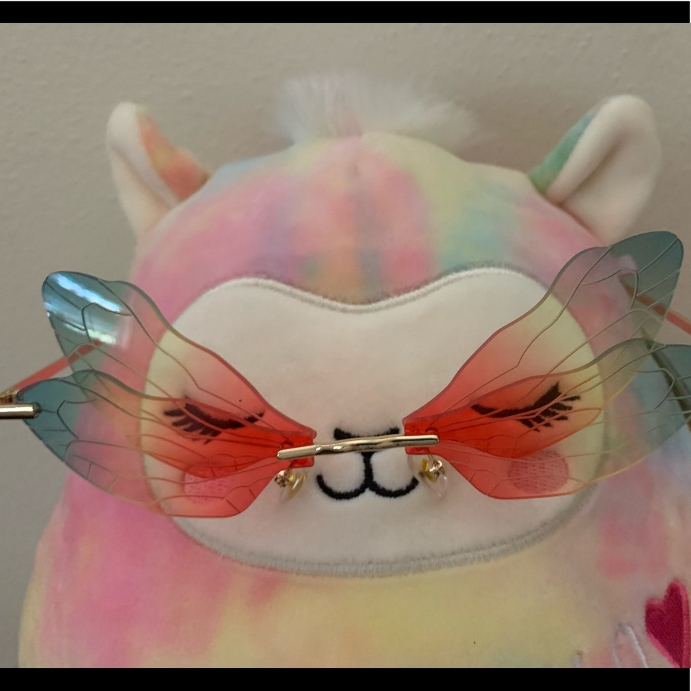 Butterfly Sunglasses with a coordinating pouch - Picture 7 of 7